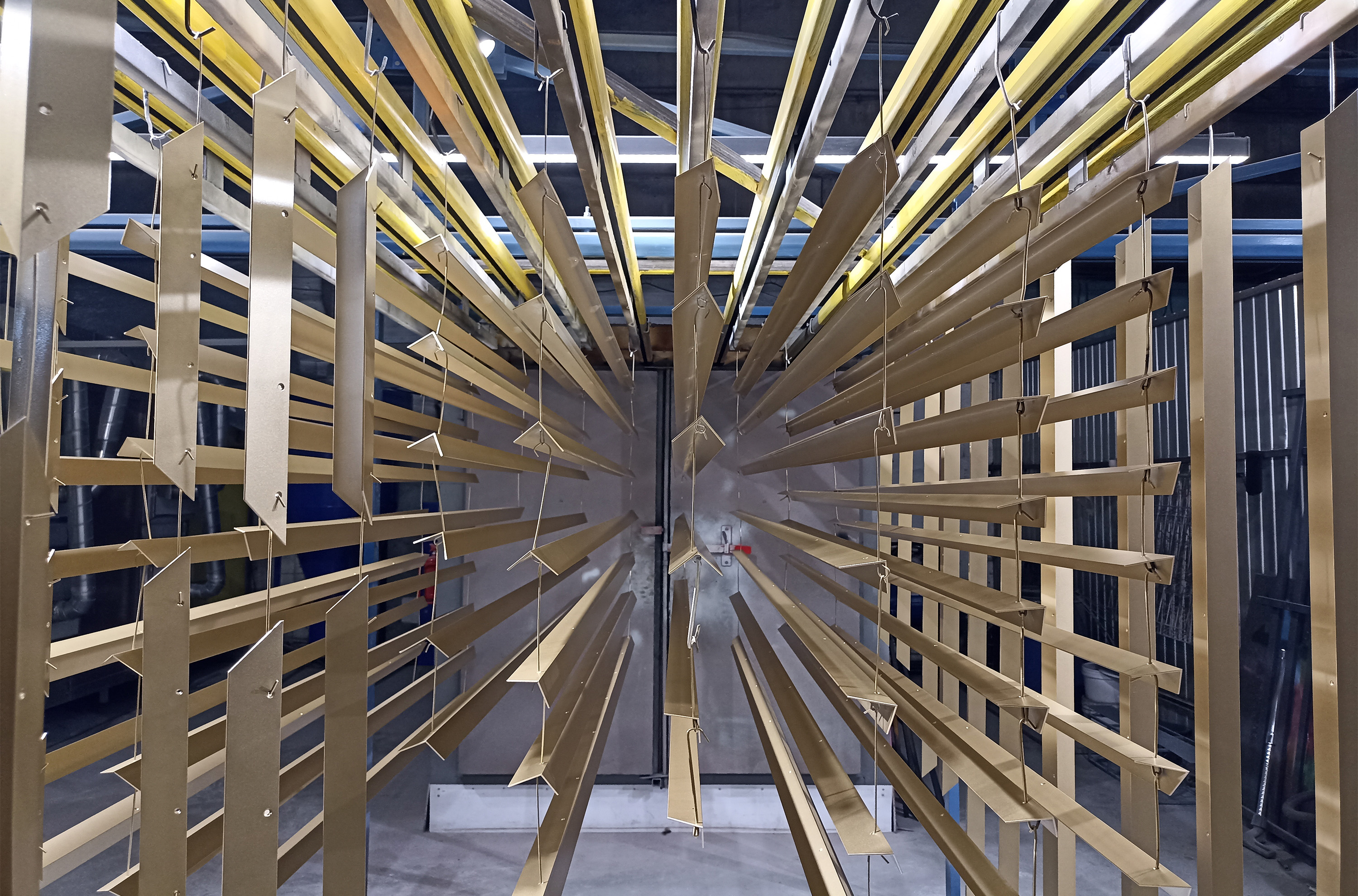 Покраска алюминиевого профиля в камере